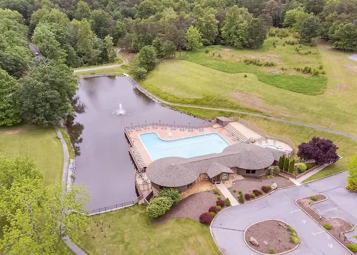 Secluded Retreat W Hot Tub, Firepit & Pool Access