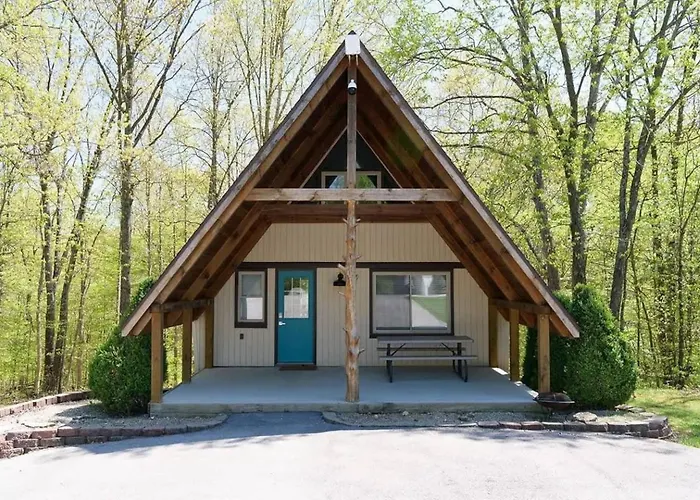 Stunning 4Br Cabin Retreat With Expansive Deck