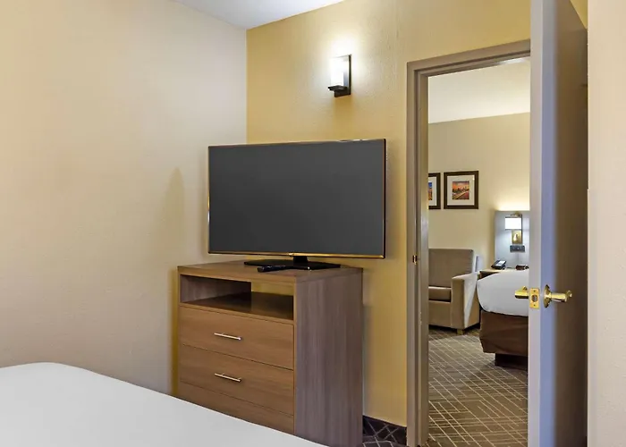 Comfort Suites Hanes Mall