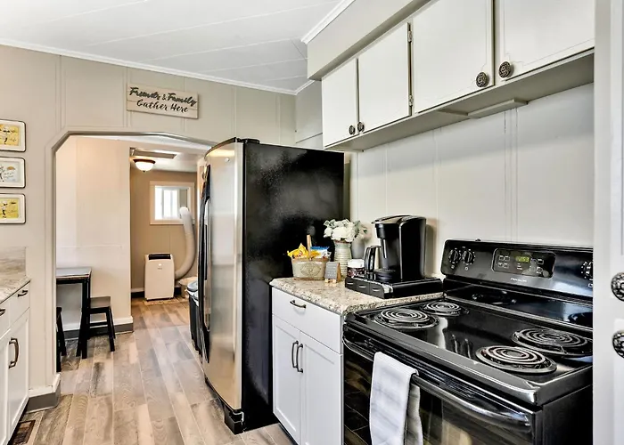 Walk To Lake & Downtown - Historic Cda Cottage