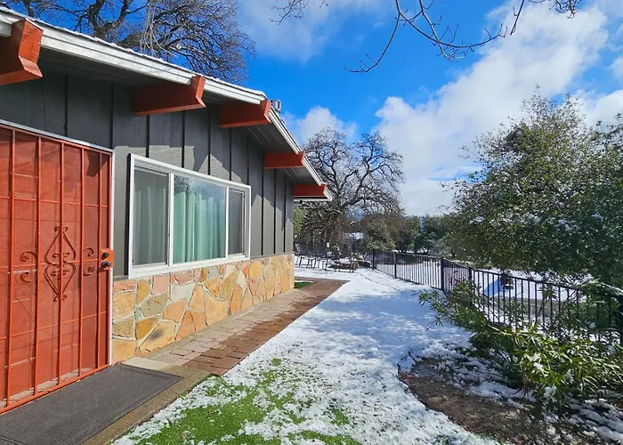 Yosemite Gateway Cottage - King Suite - Mountain Views