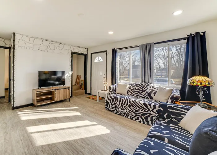 3 Mi To Hard Rock Casino: Charming Home In Gary!