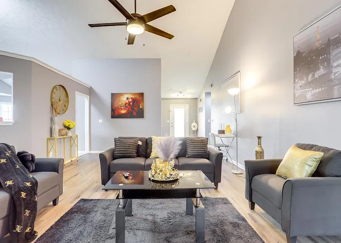 Close To Shopping: Pet-Friendly Lawrenceville Home
