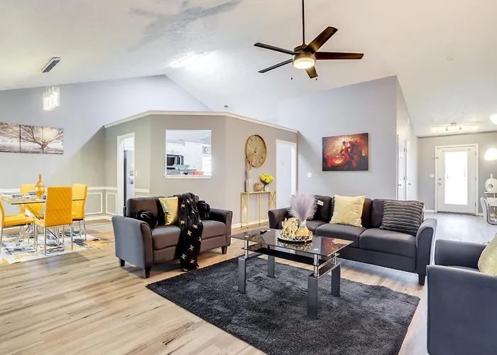Close To Shopping: Pet-Friendly Lawrenceville Home