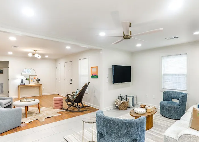 Rowan Oak, Square & Stadium All Within 2 Mi