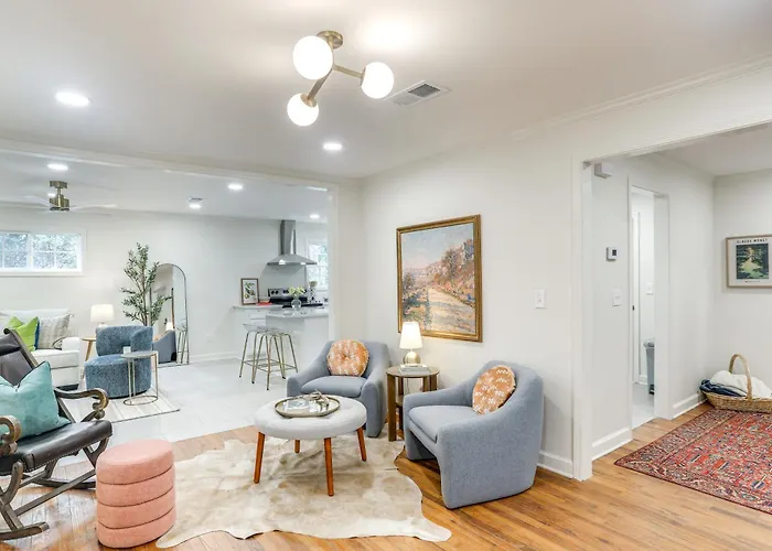 Rowan Oak, Square & Stadium All Within 2 Mi