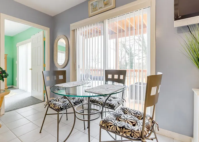 Walk To Eastern Point Beach: Apt W/ Water View!