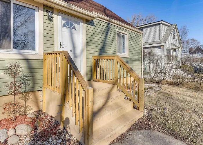 3 Mi To Hard Rock Casino: Charming Home In Gary!