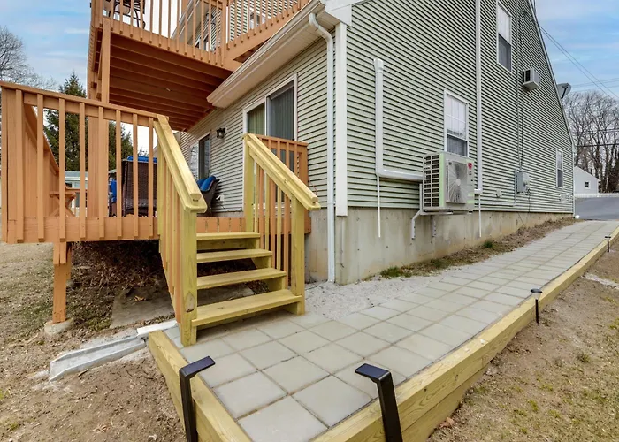 Walk To Eastern Point Beach: Apt W/ Water View!