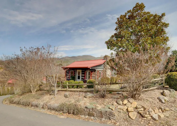 Scenic Hot Springs Retreat Near Appalachian Trail!