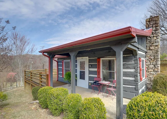 Scenic Hot Springs Retreat Near Appalachian Trail!