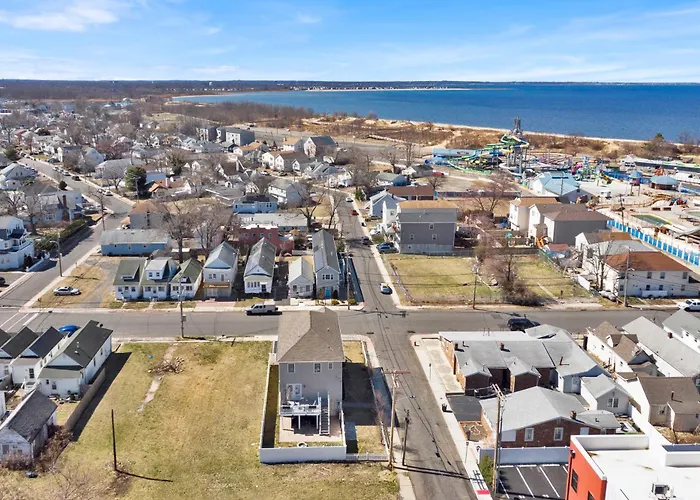 The Seabreeze Haven- Luxury 3Br Coastal Retreat - Near Beach & Free Parking