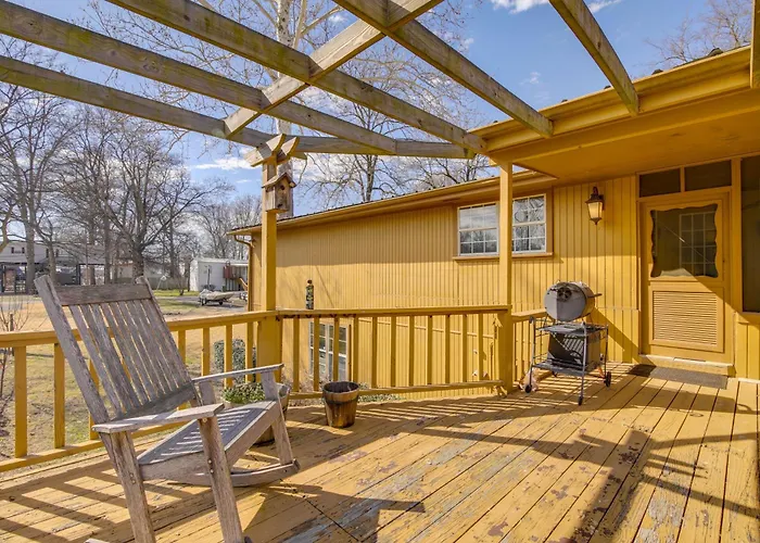 Deck & Fire Pit! Cabin Half-Mi To Tunica Lake