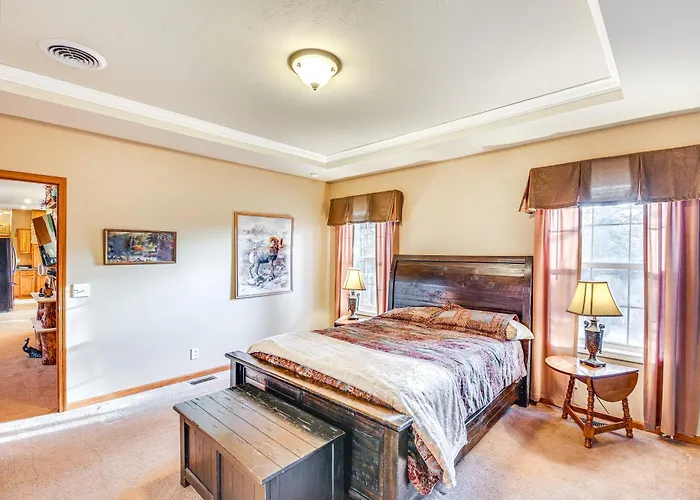 5 Mi To Town: Mtn-View Gem W/ Deck In Hot Springs