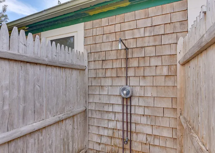 < 1 Mi To Craigville Beach: Home W/ Patio & Bbq
