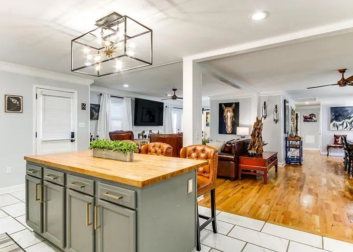 2 Mi To Historic Horse District: Dog-Friendly Home