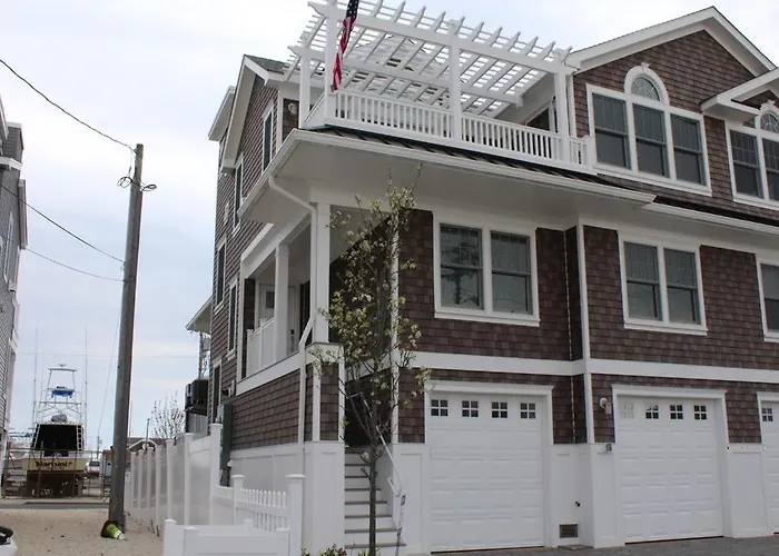 Sunday To Sunday, Elevator, Beach Badges, Roof Top Deck, Wifi, Bay Side 4 Bedroom, 3 Bath Townhouse 14056