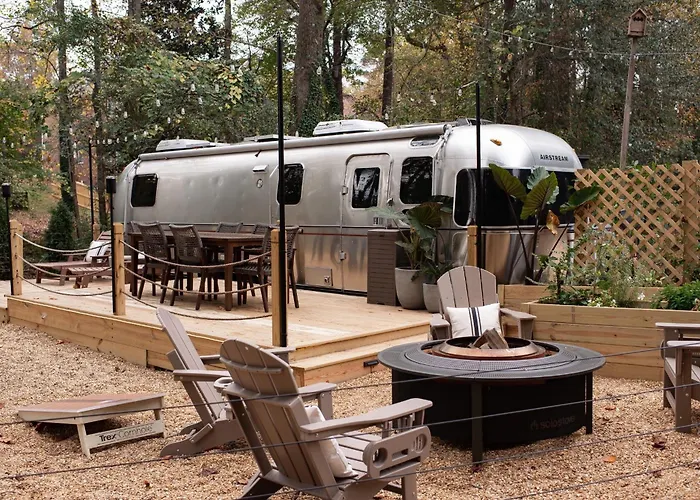 Cozy Lakefront Airstream - Private Deck And Firepit - Sleeps 6