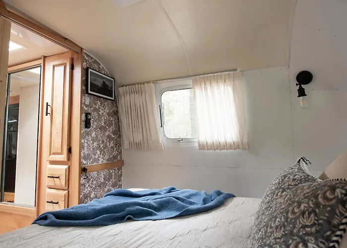 Cozy Lakefront Airstream - Private Deck And Firepit - Sleeps 6