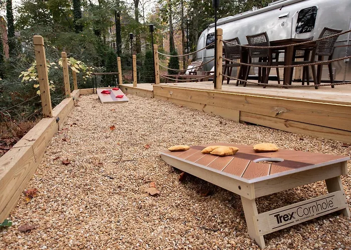 Cozy Lakefront Airstream - Private Deck And Firepit - Sleeps 6