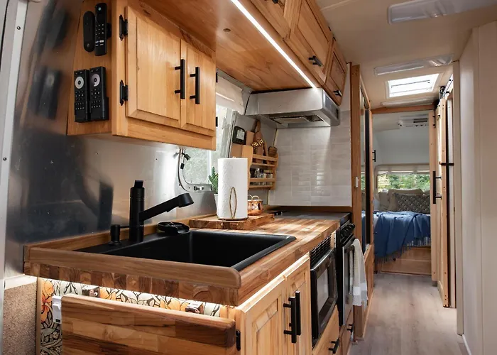 Cozy Lakefront Airstream - Private Deck And Firepit - Sleeps 6