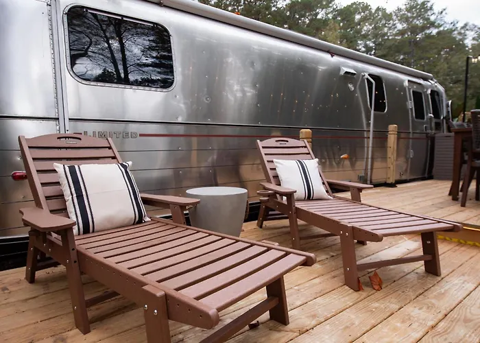 Cozy Lakefront Airstream - Private Deck And Firepit - Sleeps 6