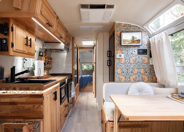 Cozy Lakefront Airstream - Private Deck And Firepit - Sleeps 6