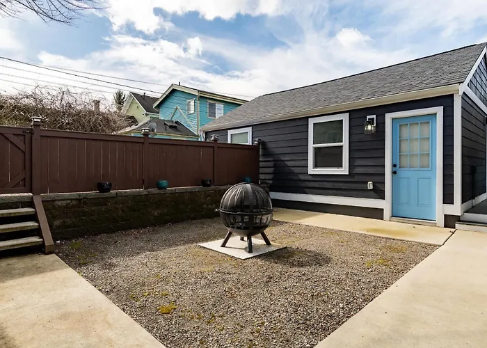 Spacious 3Br Home Sleeps 8 Private Backyard