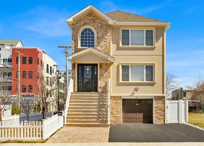 The Seabreeze Haven- Luxury 3Br Coastal Retreat - Near Beach & Free Parking