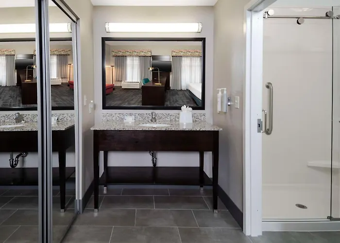 Hampton Inn & Suites - Raleigh Downtown