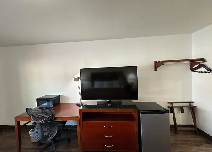 Desert Sands Inn & Suites