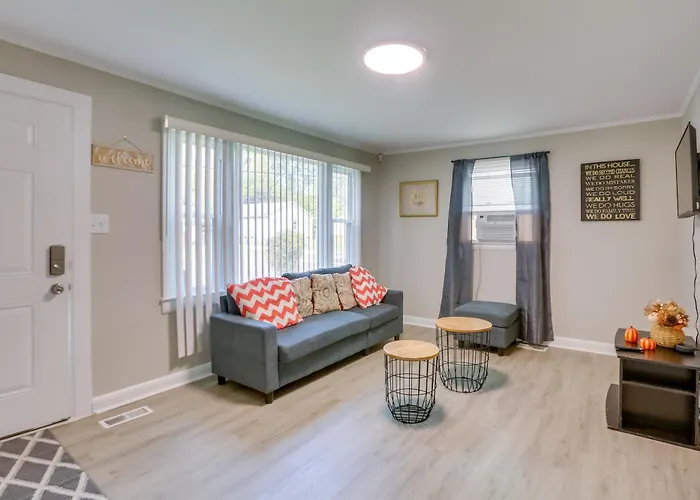 3 Mi To Dtwn Greensboro! Cozy Cottage W/ Deck