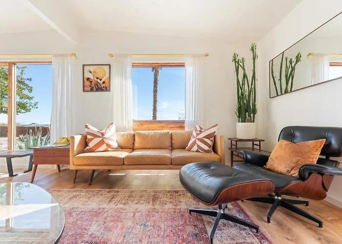 Mojave Lofi - Bright And Airy Home 25 Min From Joshua Tree National Park - Hot Tub, Cal-King Beds, Game Room