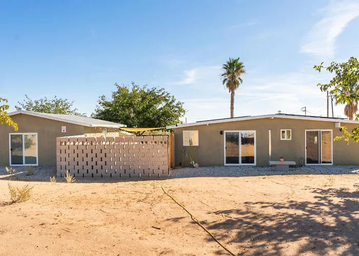 Mojave Lofi - Bright And Airy Home 25 Min From Joshua Tree National Park - Hot Tub, Cal-King Beds, Game Room