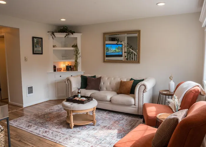 Luxe Bavarian Retreat - In Town With Hot Tub