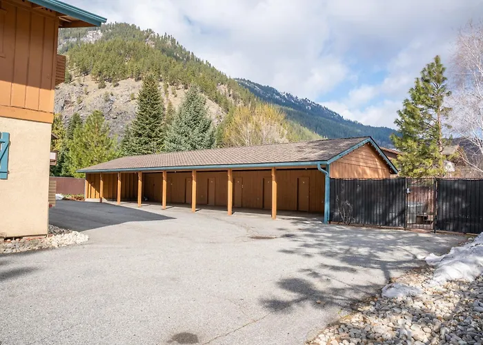 Luxe Bavarian Retreat - In Town With Hot Tub