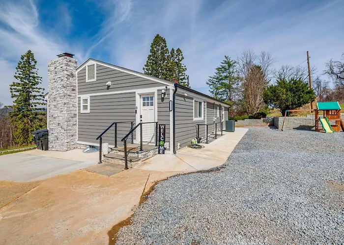 5 Mi To Dtwn: Family-Friendly Home In Roanoke!