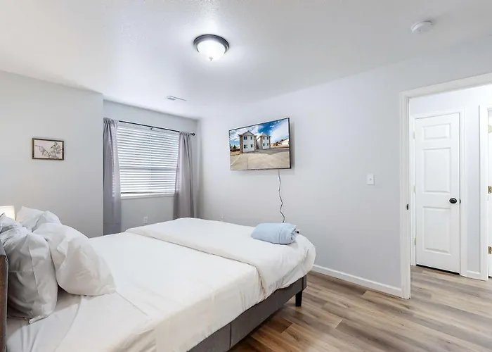 Spacious Two Bedroom Apartment Near Dia