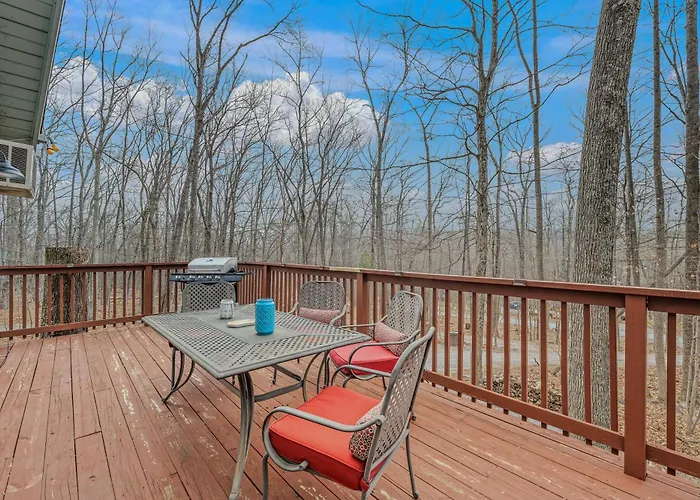 Cricket Chalet -- Pet Friendly, Grill, Wifi, Deck , Family Friendly , Game Room, Arcade Game, Dry Bar, Hiking, Pool Access, Wood Stove
