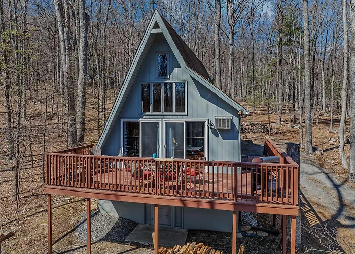 Cricket Chalet -- Pet Friendly, Grill, Wifi, Deck , Family Friendly , Game Room, Arcade Game, Dry Bar, Hiking, Pool Access, Wood Stove