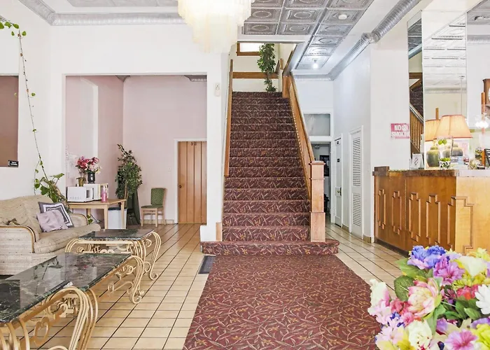 Oyo Historic Cameron Hotel Brownsville I-69E