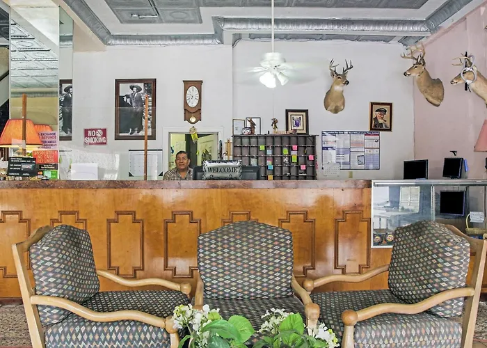 Oyo Historic Cameron Hotel Brownsville I-69E