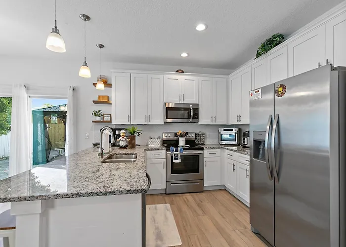 Jax Beach Hot Tub Retreat - Private Backyard - Fire Pit - Sleeps 8 - 5 Min To Beach