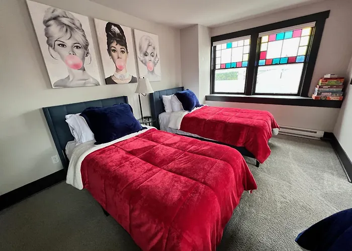 Cool, Retro Getaway In Heart Of Downtown