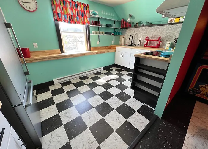 Cool, Retro Getaway In Heart Of Downtown