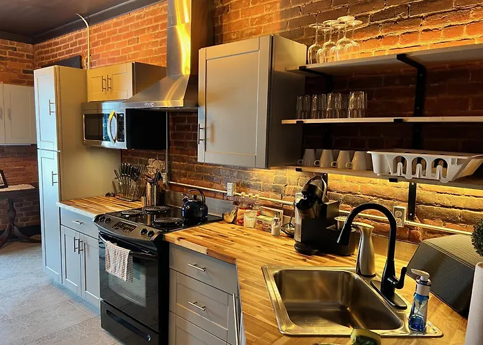Historic, Stylish Getaway 2 Blocks From Waterfront