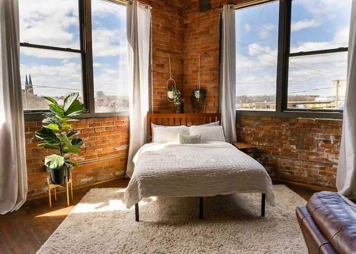 420 Friendly Canada Bridge View Loft Downtown Free Parking