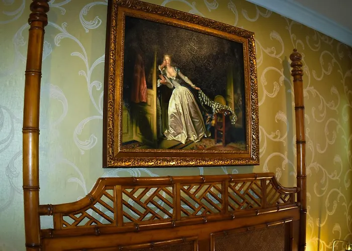 Chateau Connelsville Renaissance Era Suite