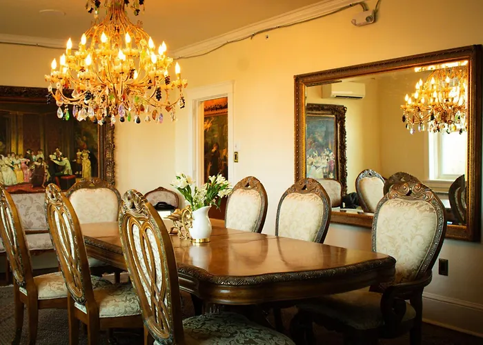 Chateau Connellsville That 70S Suite