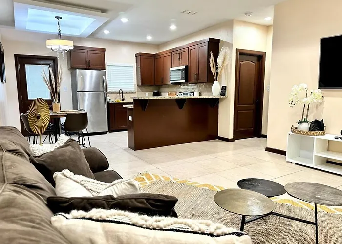 Modern & Cozy - 3 Bed Apt With Prime Loc!